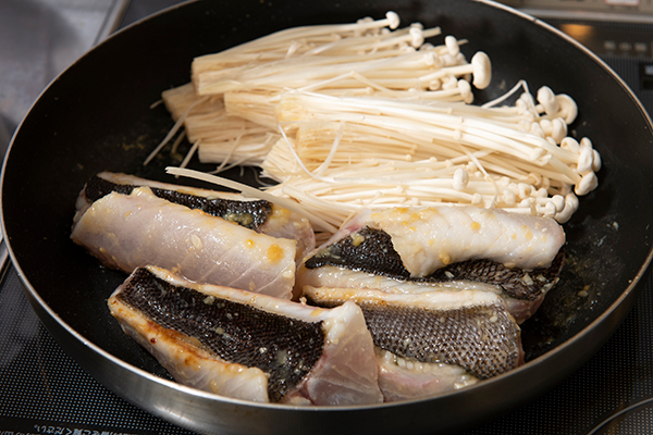 味噌とみりんを合わせた調味料をイサキにぬり、フライパンで食べやすい大きさの株に分けたえのきと一緒に焼く。