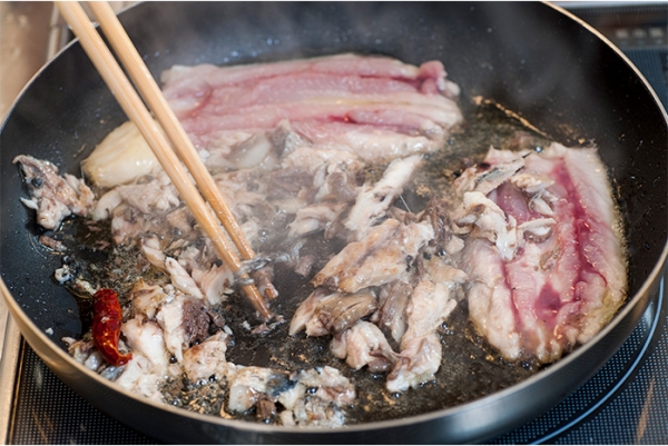 　フライパンに油を熱し、にんにく、赤唐辛子を炒め、①のイワシをほぐしながら炒める。