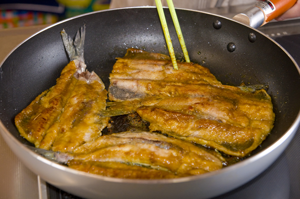 フライパンにサラダ油を熱して2の皮目を下にして並べ入れ、焼き色が付いたら裏返して全体に火を通す。混ぜ合わせたAを一気に加えて軽いとろみが付くまで煮詰めたら器に盛り、ミックスリーフを添える。