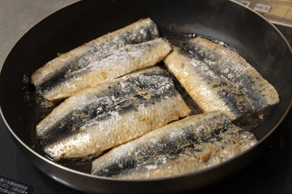 余分な調味料をふき取り、小麦粉をまぶして、油で焼く。仕上げにしょうゆ、みりん、酒を混ぜたタレを絡める。大根おろしを添える。