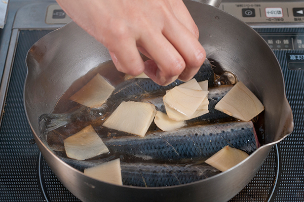 フライパンにAの調味料を入れて熱し、煮立ったら1のイワシを並べ入れ、ショウガも加える。