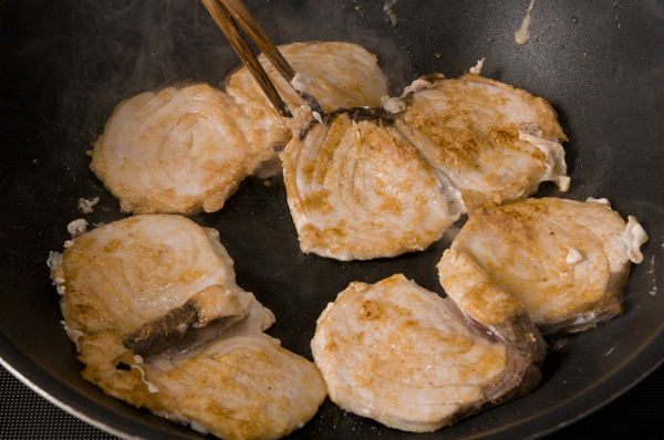 フライパンにオリーブ油を熱し、①を両面焼く。レタスは食べやすい大きさにちぎり、トマトは種を除いて半月切りにする。