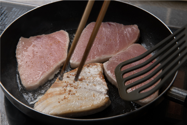 フライパンにオリーブ油を敷いて、両面焼く。盛り付けの皿にサラダ菜とともにのせる。