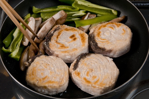 油を熱したフライパンで①のカジキを軽く焼き色がつくまで焼く。フライパンの傍らでピーマンとしいたけも焼く。Ａをすべて混ぜ合わせ、タレを作っておく。