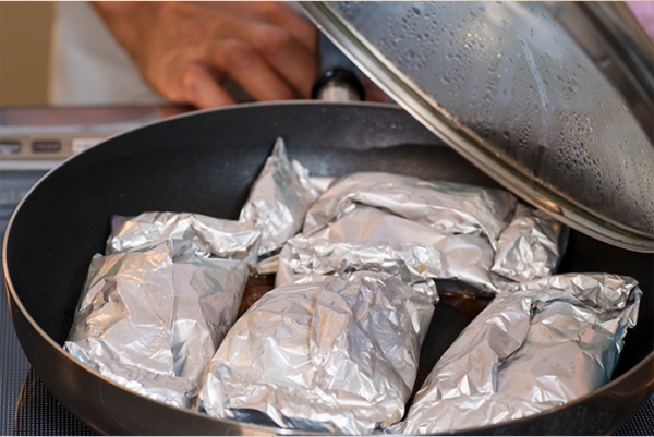 フライパンで12分ほど蒸し焼きにする。ゆでたブロッコリーとくし形に切ったレモンを添える。