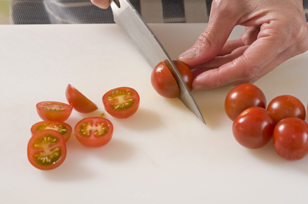 ミニトマトはヘタを取り除いて横半分に切る。