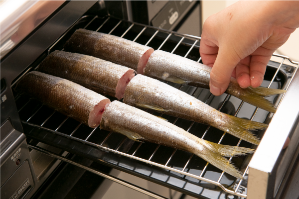 塩を強めに振り、30分ほどおいて水気をとり焼く。