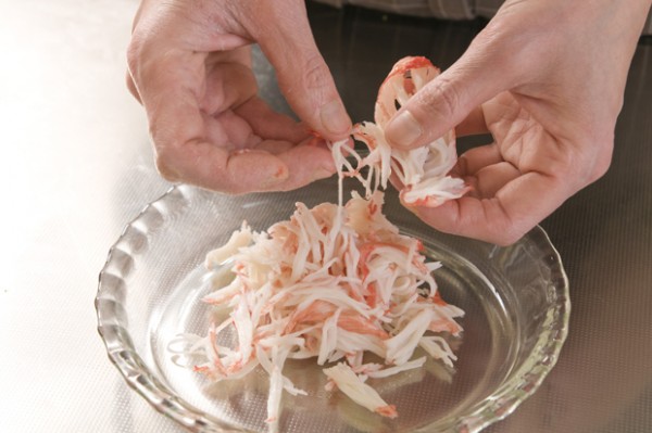 カニ風味カマボコは細かくほぐす。