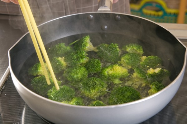 ブロッコリーは小房に分け、塩を加えた熱湯で茹でて水気をよく切り、器に盛る。