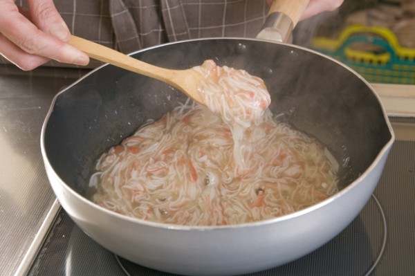 鍋にAを沸かして1を加え混ぜ、水溶き片栗粉でとろみを付けて2にかける。