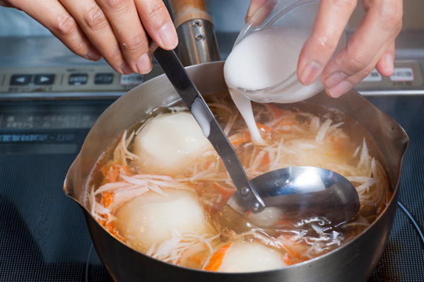 Ａを煮立て、②を熱いうちに加える。①のカニ風味かまぼこを加え、同量の水で溶いた片栗粉でとろみをつける。しょうが汁をかけて、三つ葉をちらす。