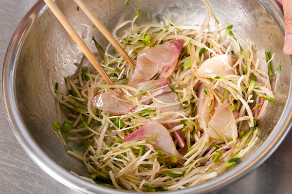 Aの調味料を混ぜ合わせる。①のカンパチと②の野菜を、Aのソースで和える。皿に盛り付け、粗きざみにしたピーナッツを上から飾る。