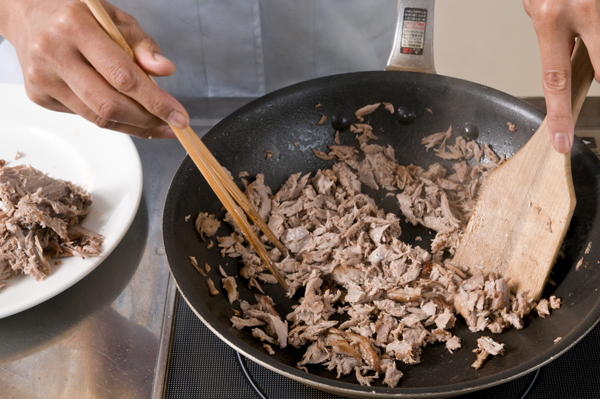 フライパンにゴマ油を熱し、カツオをほぐしながら炒める。火が通ったら、ゴマを入れてさらに炒める。