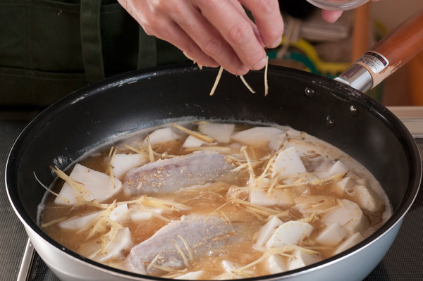 深型のフライパンにAを入れて煮立てて昆布茶で味を整え、1のかわはぎと2の大根とショウガを入れて強火で煮る。アクが出たら取り除いて弱めの中火にし、大根に火が通るまで煮たら器に盛る。