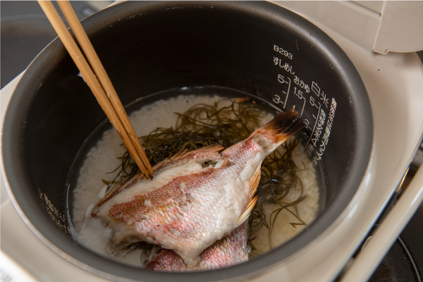 炊飯器に洗米した米、水、きざみ昆布、酒、しょうゆ、１をおいて炊飯する。