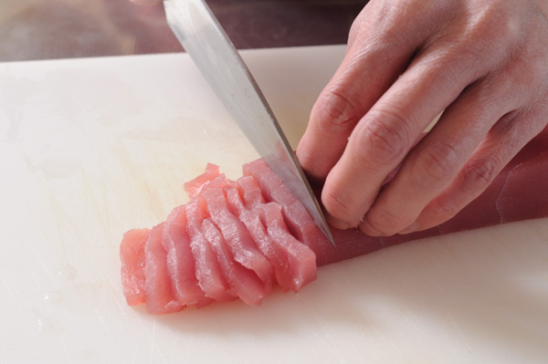 キハダマグロは厚さ5mm程度の薄切りにする。 セロリは粗みじん切り、玉ねぎはすりおろす。