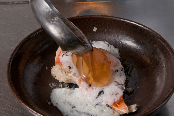 とろみあんの材料を鍋で温め、水溶き片栗粉でとろみをつける。皿に昆布を敷き、①、②の順番に重ねる。蓋（ラップ）をして、蒸し器（12分）かレンジ（600wで5分）で蒸し上げる。仕上げにとろみあんをかけて、3cm程度に切った三つ葉を飾る。