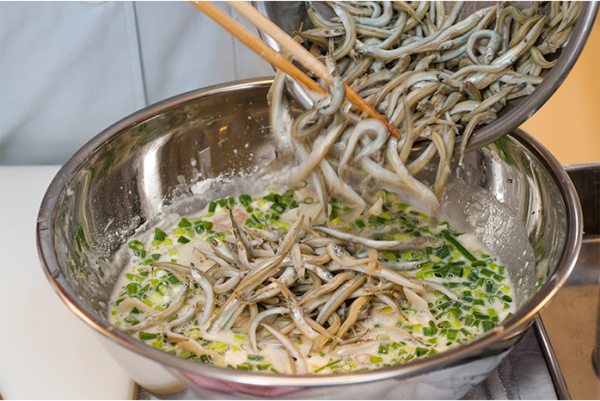 ボウルに小麦粉、片栗粉、塩、砂糖、水、卵（お好みで七味か一味）を合わせる。ダマがなくなったら、さらに小女子、いかくん、小エビ、青ねぎを入れて混ぜる。