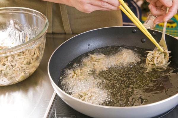 揚げ油を高温（180℃程度）に熱し、2をスプーンなどで一口大にすくって落とし入れ、カラッと揚げたら油を良く切り器に盛る。