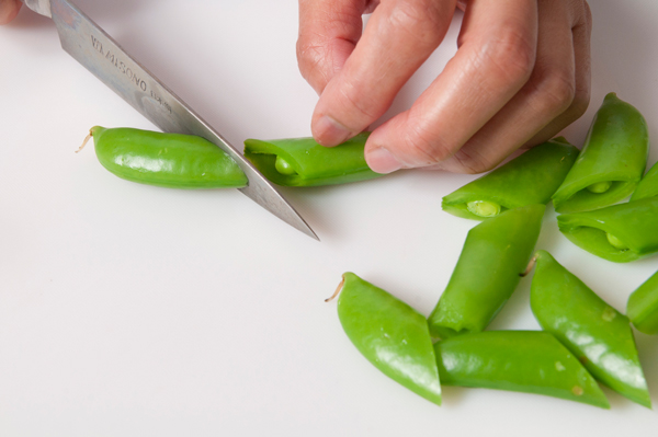 キャベツはざく切り、にんじんはせん切りにしてから茹でる。スナップえんどうは筋を取り、さっと茹でてから食べやすい大きさに切る。