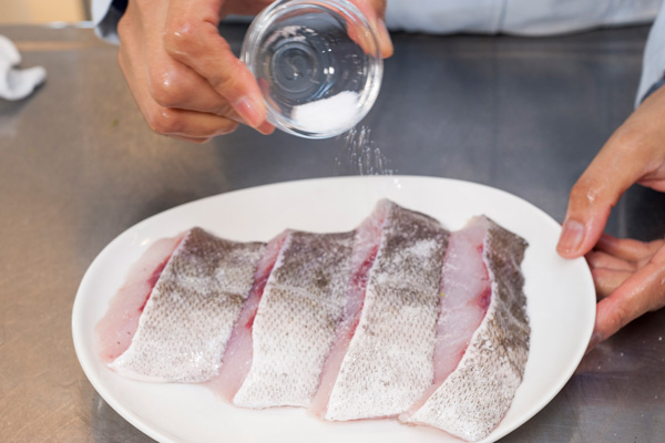 真鱈は塩、酒をふって10分ほどおく。余分な水分を洗い流し、水分をふき取る。