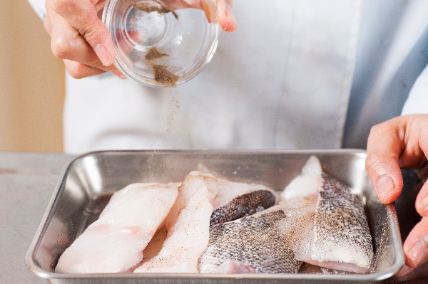 真鱈に塩、コショウをして10分ほど置く。すりおろしたにんにくとマヨネーズを混ぜておく。