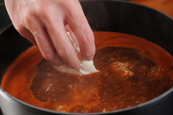 鍋にAを沸かして昆布茶で味を調え、1の真子を入れて火が通るまで煮たら、豆腐を手で大きく崩しながら加える。