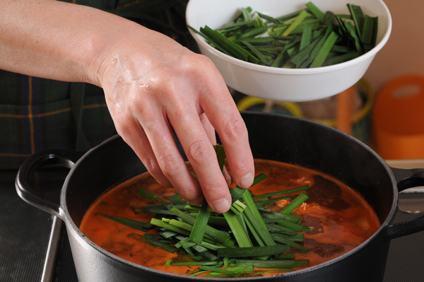 豆腐が温まったらニラを加え、火が通ったら取り分けて頂く。