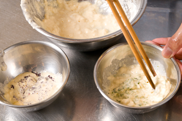 溶き卵に冷水を入れ、ふるった小麦粉を軽く混ぜて衣を作る。お好みで衣に青のりやゆかりを適宜加える。