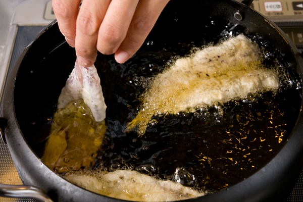 揚げ油を180℃に予熱し、めぎすに②の衣をつけ、揚げる。だし汁をしょうゆ、みりんをひと煮立ちさせて天つゆを作り、大根おろしとおろししょうがを添えて盛り付ける。