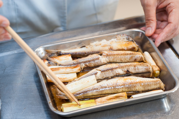 焼き立てのめぎすを、酢としょうゆ、砂糖、水、小口切りの唐辛子を混ぜた漬け汁に漬ける。