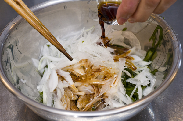 1のメカブと2の新玉ねぎ、Aの調味料をさっと和えて、器に盛り付け、最後に鰹節を天盛りにする。