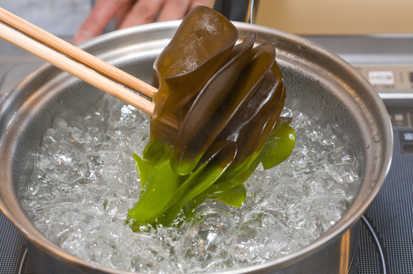 メカブはよく洗い、熱湯で色が変わるまで茹でたら冷水にとり、千切りにする。