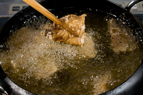 1のニシンの両面に小麦粉をまぶし、170度に熱した油で6分位揚げる。Aの調味料と種を取って小口切りにした唐辛子を合わせ、サッと沸騰させる。