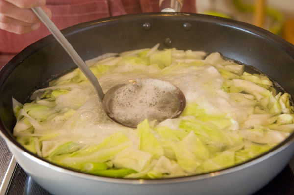 鍋にAとシジミ、キャベツ、長ネギを入れて強火に掛け、沸騰してシジミの殻が開いたらアクを取って味噌を溶き入れ、昆布茶で味を調える。