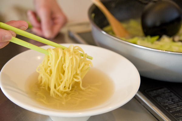 中華麺を好みの固さに茹でて水気を良く切り、2のスープを張った器に入れて軽く混ぜ、スープの具とバター、万能ネギを上に乗せ盛り、白コショウを振る。
