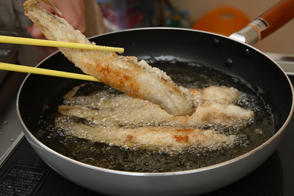 中温に熱した油でカラッと揚げ、油分をよく切って器に盛り、粗挽き黒コショウを振ってレモンを添える。