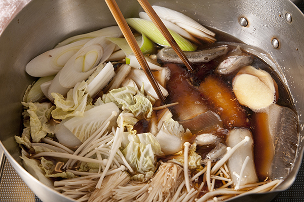 斜め切りにした白ねぎ、食べやすい大きさに切ったえのき茸、白菜を加えて煮立てる。味が染みたら出来上がり。