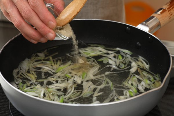 鍋にゴマ油を熱して長ネギとしょうがを炒め、香りが立ったらAを加えて煮立てる。
