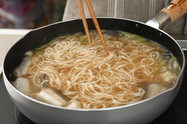 水魚を加えて5分程度煮てからそうめんを加え、再び沸騰したら塩適宜で味を調えて貝割れ菜を加え混ぜて器に盛る。