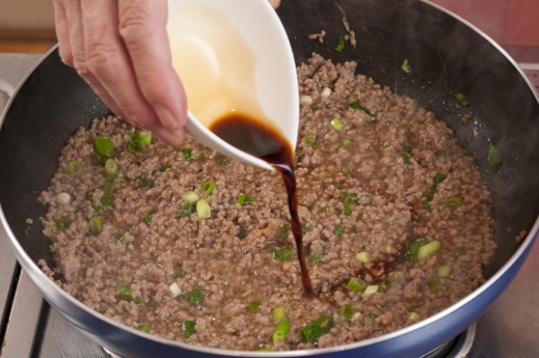 フライパンにごま油を足し長ネギ、豚ひき肉を炒めBで味付けし、2のもずく卵を加えサッと炒め合わせる。