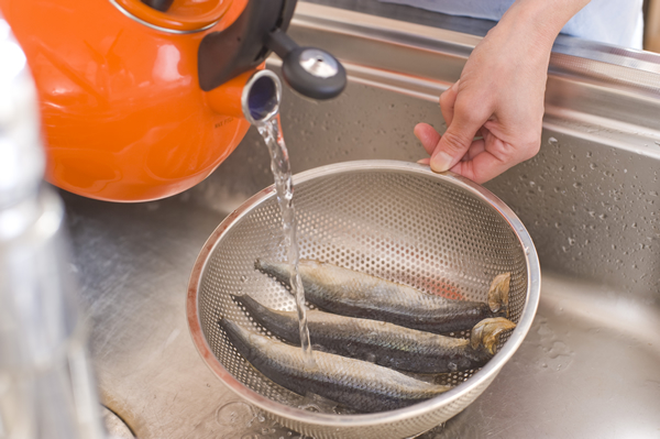 身欠き鰊は熱湯をサッとかけて油抜きする。