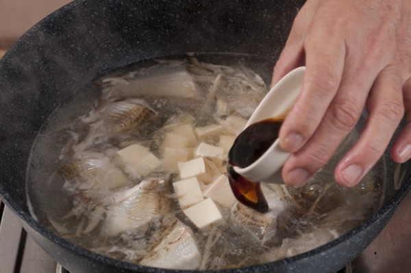 2のアクとりをし、材料に火が通ったら薄口しょうゆ、塩で味を調えてから器に入れ、仕上げに1のネギを散らす。