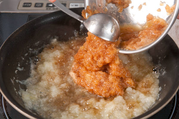 りんごソースを作る。テフロンパンにすりおろした玉ねぎを入れ、あくを取りながら少し加熱する。苦味がなくなったら、すりおろしたりんごとＡを入れてひと煮立ちさせる。②にかける。