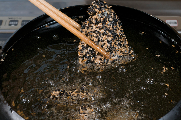 2のサバの水分を軽く拭き取り、小麦粉、卵白、1の白・黒ゴマの順番に衣をつけ、170度位に熱した油で揚げ、器に盛る。
