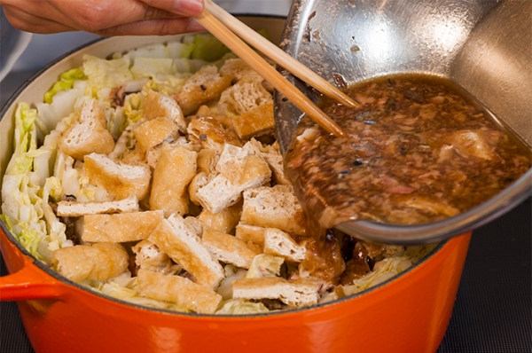 鯖缶の汁と調味料、針しょうがをいれて、蓋をして沸騰したら中火で15分煮る