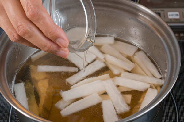 2のアクを取って1の大根を入れ、Aの調味料を加える。ひと煮立ちしたら火を止めて酢を入れ、器に盛る。仕上げにネギとショウガ汁を加えて頂く。