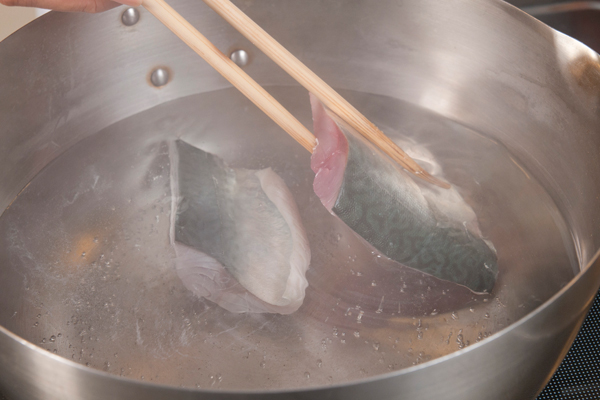 サバは、沸騰した湯にさっと通す。