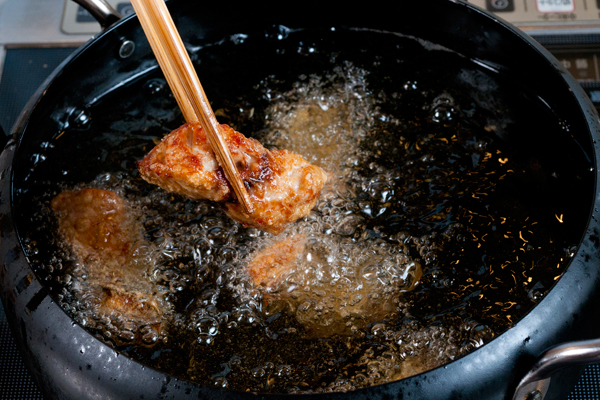 1のサバの水気をペーパー等で軽く拭き、片栗粉をまぶして、170度位に熱した油でこんがりと揚げる。