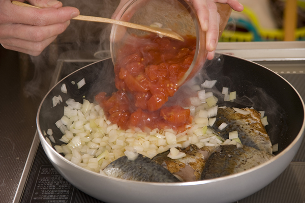サバをフライパンの端に寄せ、空いた部分に残りのサラダ油を入れて1の玉ネギを炒め、しんなりとして来たらサバと軽く炒め合わせる。トマト水煮とBを加え、弱めの中火で5分程度、サバに完全に火が通るまで煮て、塩、コショウで味を調える。器に盛り、パセリのみじん切りを散らす。